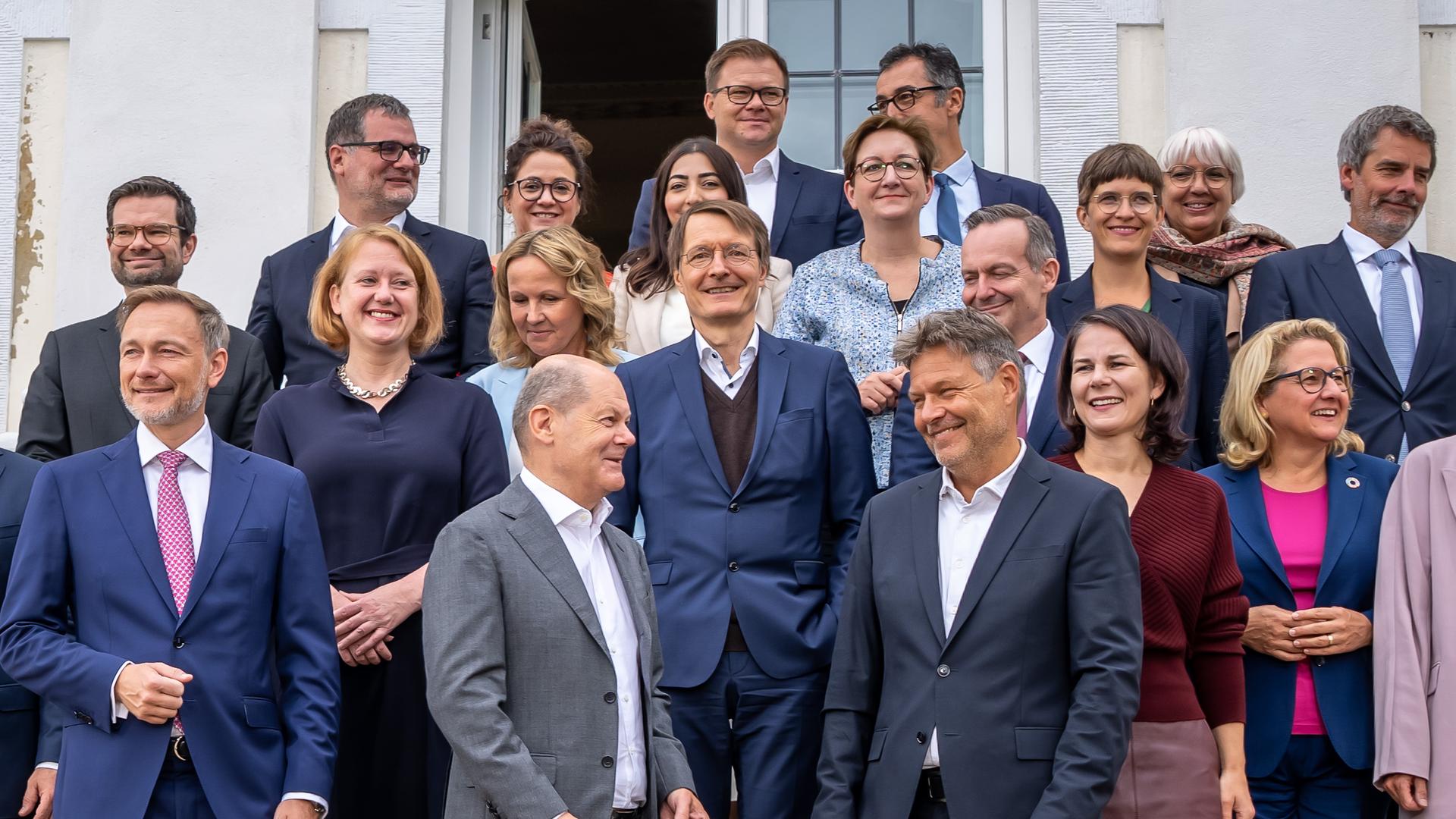 Bundeskanzler Olaf Scholz (SPD, vorne, Mitte), Christian Lindner (FDP, vorne links), Bundesminister der Finanzen, und Robert Habeck (Bündnis 90/Die Grünen, vorne rechts), Bundesminister für Wirtschaft und Klimaschutz, stellen sich mit dem Kabinett für ein Gruppenfoto bei der Halbzeit-Klausur des Bundeskabinetts vor Schloss Meseberg auf. Bundeskanzler Olaf Scholz (SPD) und seine 16 Minister sind in Brandenburg zur fünften Klausurtagung der Ampelregierung zusammengekommen.
