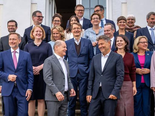Bundeskanzler Olaf Scholz (SPD, vorne, Mitte), Christian Lindner (FDP, vorne links), Bundesminister der Finanzen, und Robert Habeck (Bündnis 90/Die Grünen, vorne rechts), Bundesminister für Wirtschaft und Klimaschutz, stellen sich mit dem Kabinett für ein Gruppenfoto bei der Halbzeit-Klausur des Bundeskabinetts vor Schloss Meseberg auf. Bundeskanzler Olaf Scholz (SPD) und seine 16 Minister sind in Brandenburg zur fünften Klausurtagung der Ampelregierung zusammengekommen.