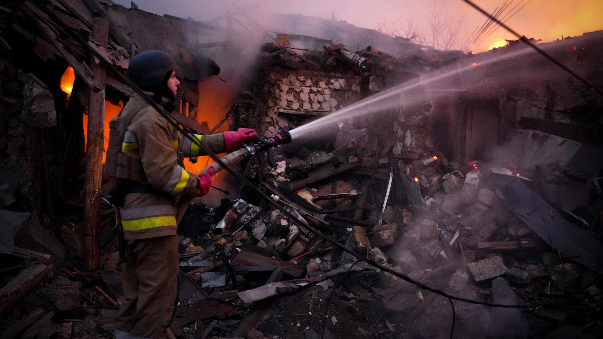 Ein Feuerwehrmann löscht einen Brand nach einem Luftangriff auf die Stadt Mykolajiw im Süden der Ukraine.