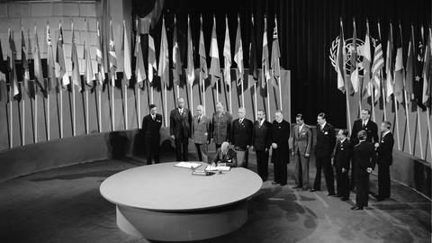 Historisches s/w Foto:  Alexander Loudon, Botschafter der Niederlande in den USA bei der Unterzeichnung der UN-Charta während einer Zeremonie im Veterans War Memorial Building am 26. Juni 1945.