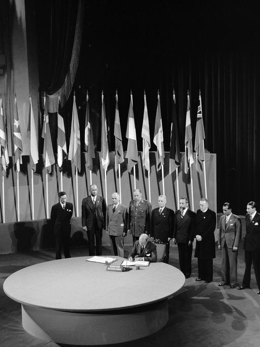 Historisches s/w Foto:  Alexander Loudon, Botschafter der Niederlande in den USA bei der Unterzeichnung der UN-Charta während einer Zeremonie im Veterans War Memorial Building am 26. Juni 1945.