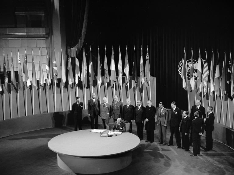 Historisches s/w Foto:  Alexander Loudon, Botschafter der Niederlande in den USA bei der Unterzeichnung der UN-Charta während einer Zeremonie im Veterans War Memorial Building am 26. Juni 1945.
