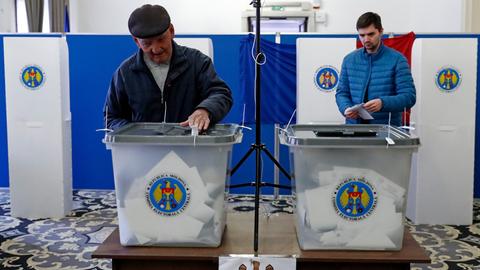 Bürger der Republik Moldau, die in Rumänien leben, geben ihre Stimmen in einem Wahllokal in Bukarest ab. 