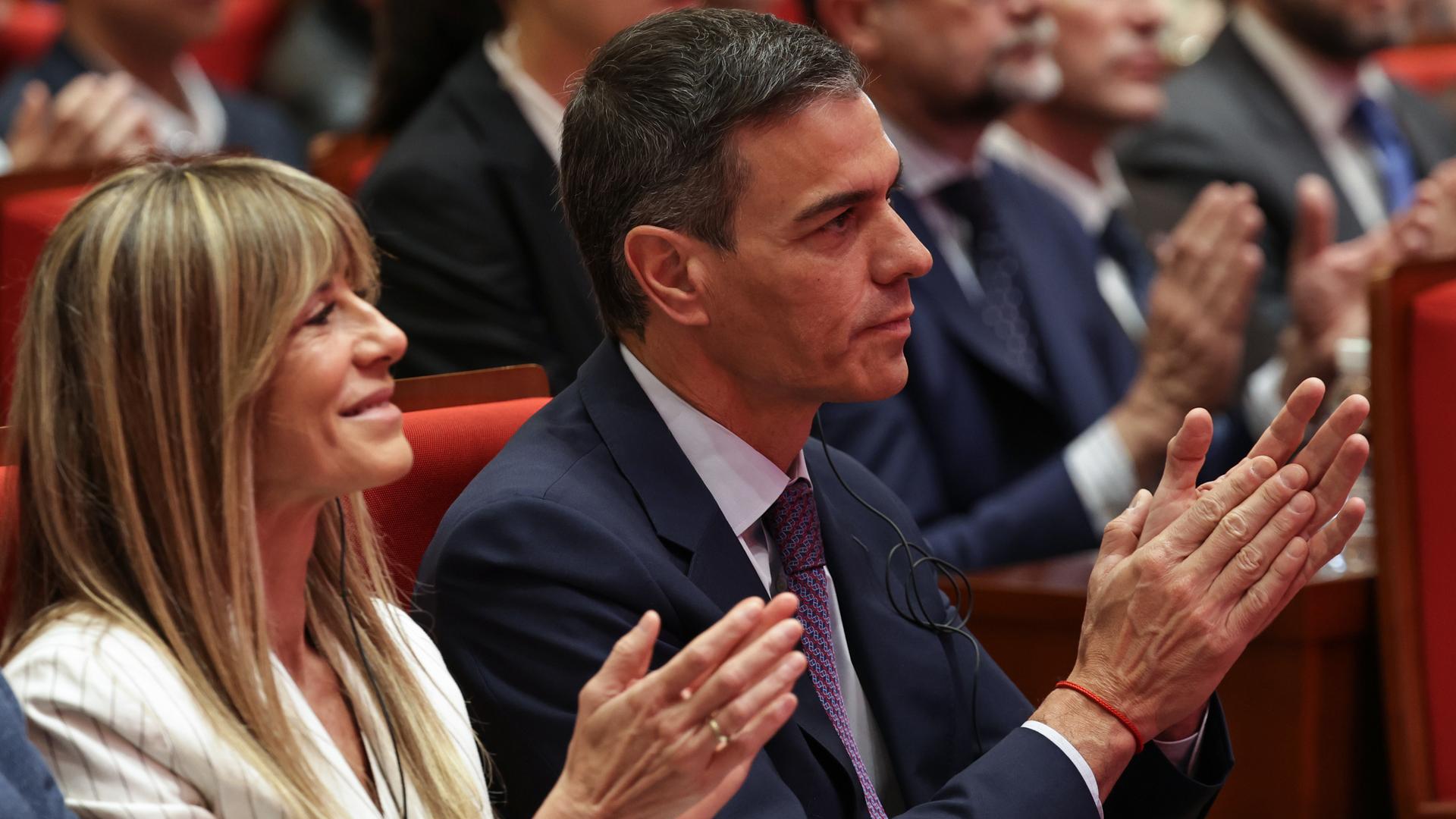 Der spanische Ministerpräsident Pedro Sánchez und seine Frau Begona Gómez sitzen nebeneinander und applaudieren. Der spanische Ministerpräsident Pedro Sánchez und seine Frau Begona Gómez sitzen nebeneinander und applaudieren.