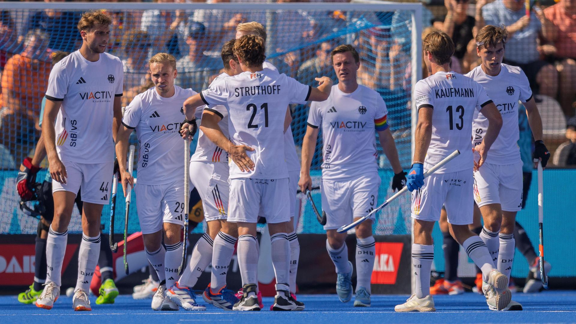 Spieler der deutschen Hockey-Nationalmannschaft auf dem Feld