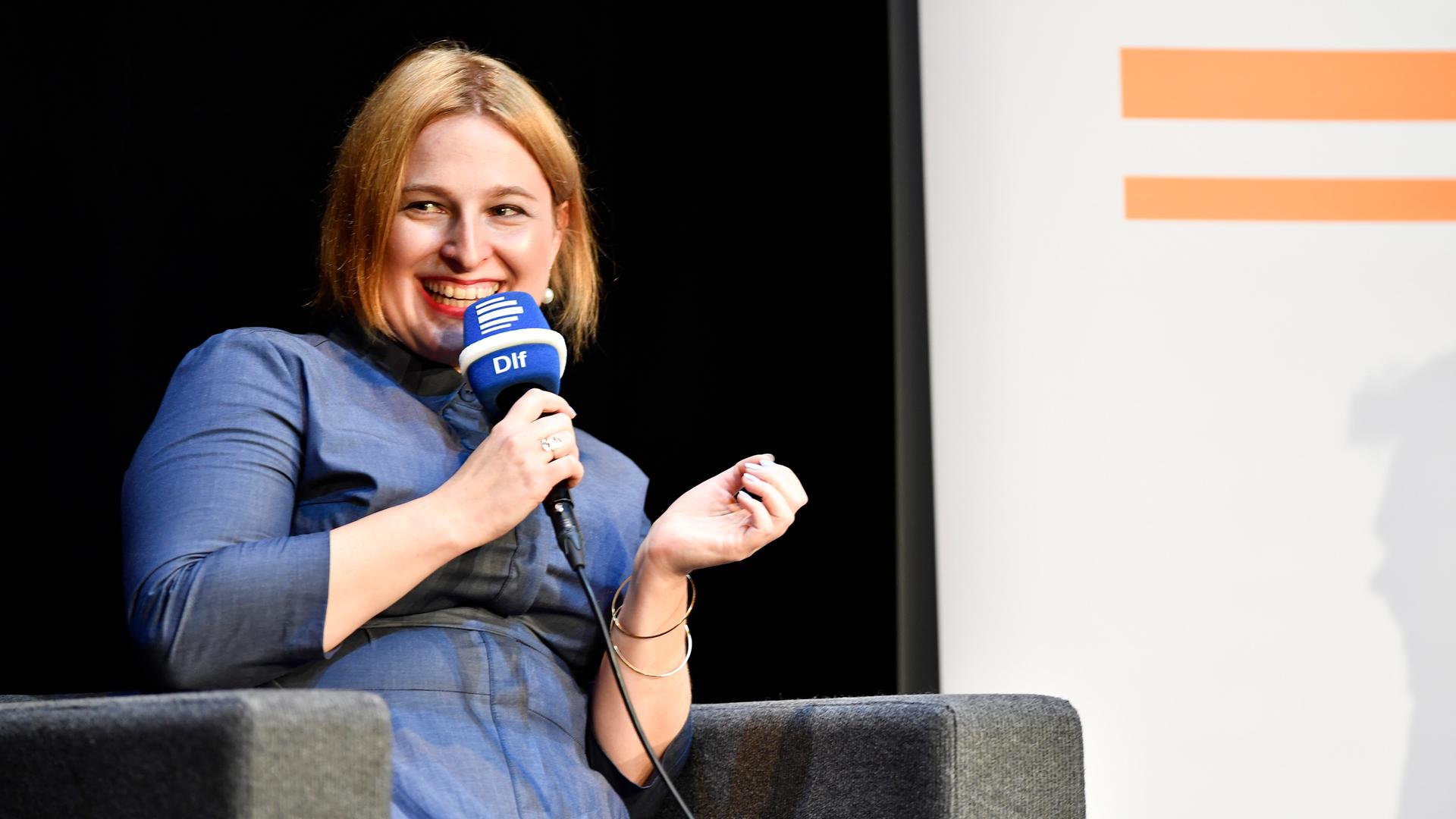 Natascha Strobl (Politikwissenschaftlerin und Buchautorin) mit Dlf-Mikro bei einer Diskussionsreihe der Buchhandlung Proust im Schauspiel Essen Natascha Strobl (Politikwissenschaftlerin und Buchautorin) mit Dlf-Mikro bei einer Diskussionsreihe der Buchhandlung Proust im Schauspiel Essen