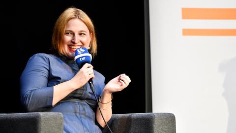 Natascha Strobl (Politikwissenschaftlerin und Buchautorin) mit Dlf-Mikro bei einer Diskussionsreihe der Buchhandlung Proust im Schauspiel Essen
