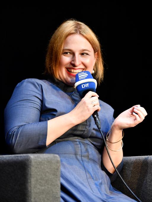 Natascha Strobl (Politikwissenschaftlerin und Buchautorin) mit Dlf-Mikro bei einer Diskussionsreihe der Buchhandlung Proust im Schauspiel Essen