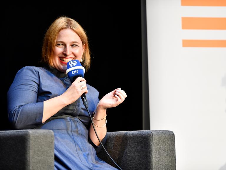 Natascha Strobl (Politikwissenschaftlerin und Buchautorin) mit Dlf-Mikro bei einer Diskussionsreihe der Buchhandlung Proust im Schauspiel Essen