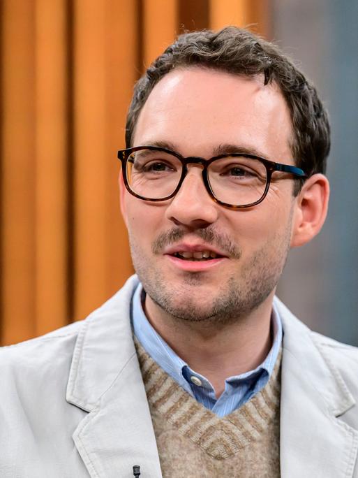 Lukas Rietzschel zu Gast in der ARD-Talkshow "Caren Miosga"