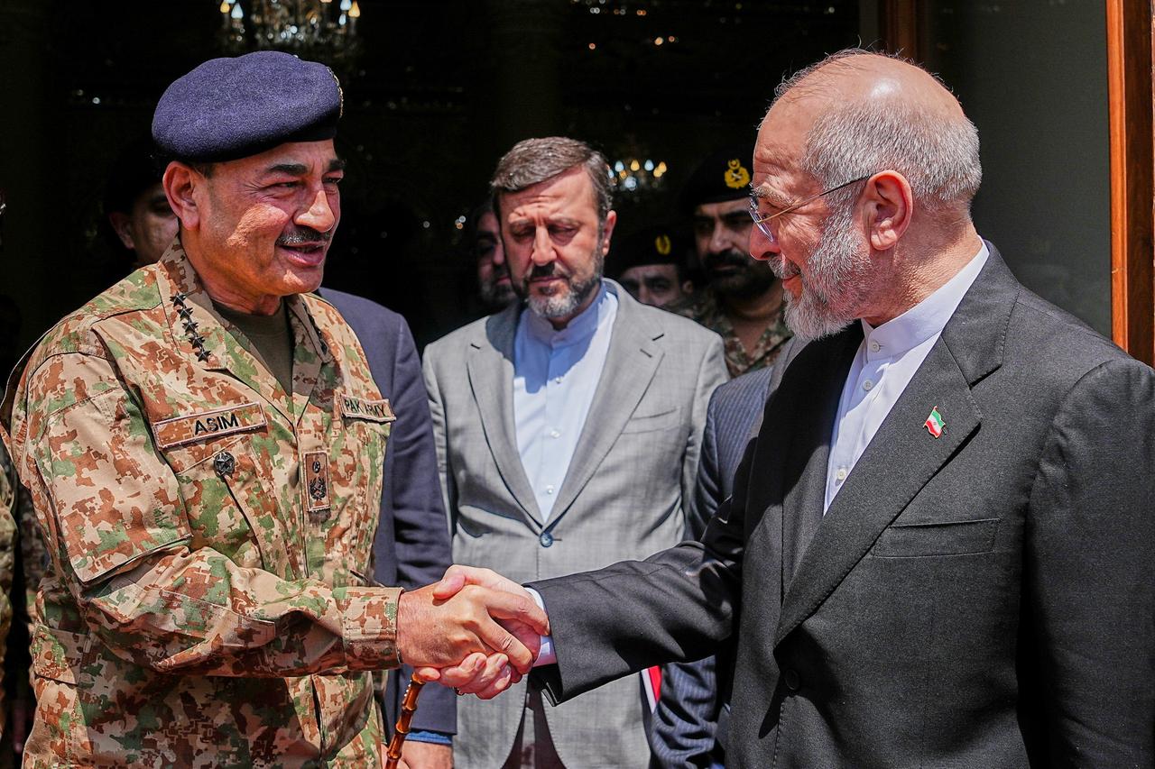 Das Foto zeigt den iranischen Parlamentspräsidenten Mohammed Bagher Ghalibaf (rechts) und den pakistanischen Armeechef Feldmarschall Asim Munir in Teheran. Die beiden Männer geben sich die Hand. Das Foto zeigt den iranischen Parlamentspräsidenten Mohammed Bagher Ghalibaf (rechts) und den pakistanischen Armeechef Feldmarschall Asim Munir in Teheran. Die beiden Männer geben sich die Hand.
