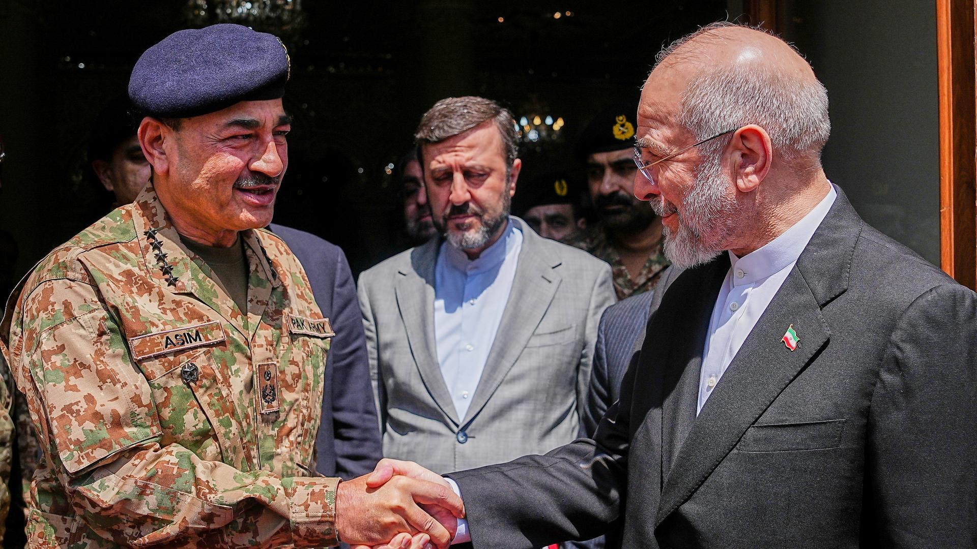 Das Foto zeigt den iranischen Parlamentspräsidenten Mohammed Bagher Ghalibaf (rechts) und den pakistanischen Armeechef Feldmarschall Asim Munir in Teheran. Die beiden Männer geben sich die Hand.