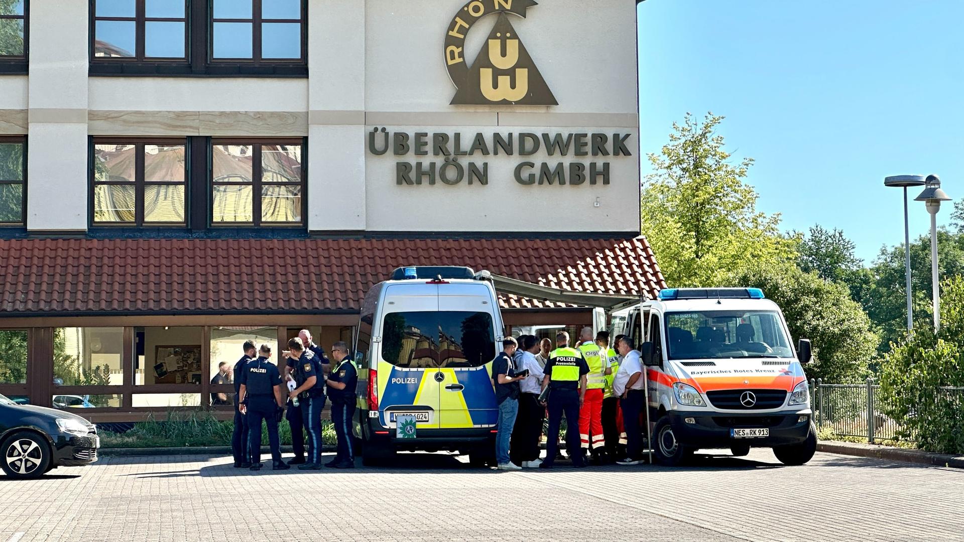 Mellrichstadt: Polizei und Rettungskräfte stehen auf dem Gelände des regionalen Netzbetreibers Überlandwerk Rhön. Ein Mann hat in der Firma eine Person getötet und zwei weitere schwer verletzt. Mellrichstadt: Polizei und Rettungskräfte stehen auf dem Gelände des regionalen Netzbetreibers Überlandwerk Rhön. Ein Mann hat in der Firma eine Person getötet und zwei weitere schwer verletzt.