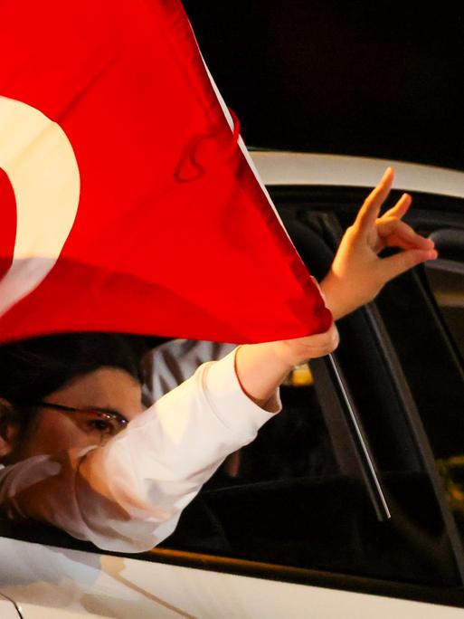 Trotz der Niederlage ihrer Mannschaft gegen die Niederlande im Viertelfinale der EM feiern Türkei-Fans ihre Mannschaft. Es kommt zu einem Autokorso und einem kleinen Fanmarsch, bei dem vereinzelt der "Wolfsgruß" gezeigt wurde, dessen Ursprung einer rechtsextremistischen Bewegung zugeordnet wird.