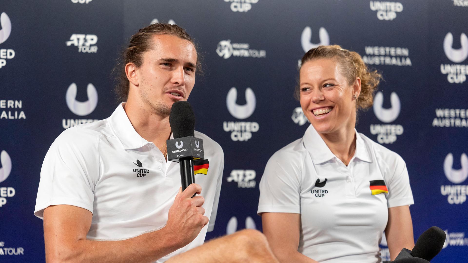 Zu sehen sind die deutschen Tennisprofis Alexander Zverev und Laura Siegemund bei einer Pressekonferenz in Australien. Zu sehen sind die deutschen Tennisprofis Alexander Zverev und Laura Siegemund bei einer Pressekonferenz in Australien.