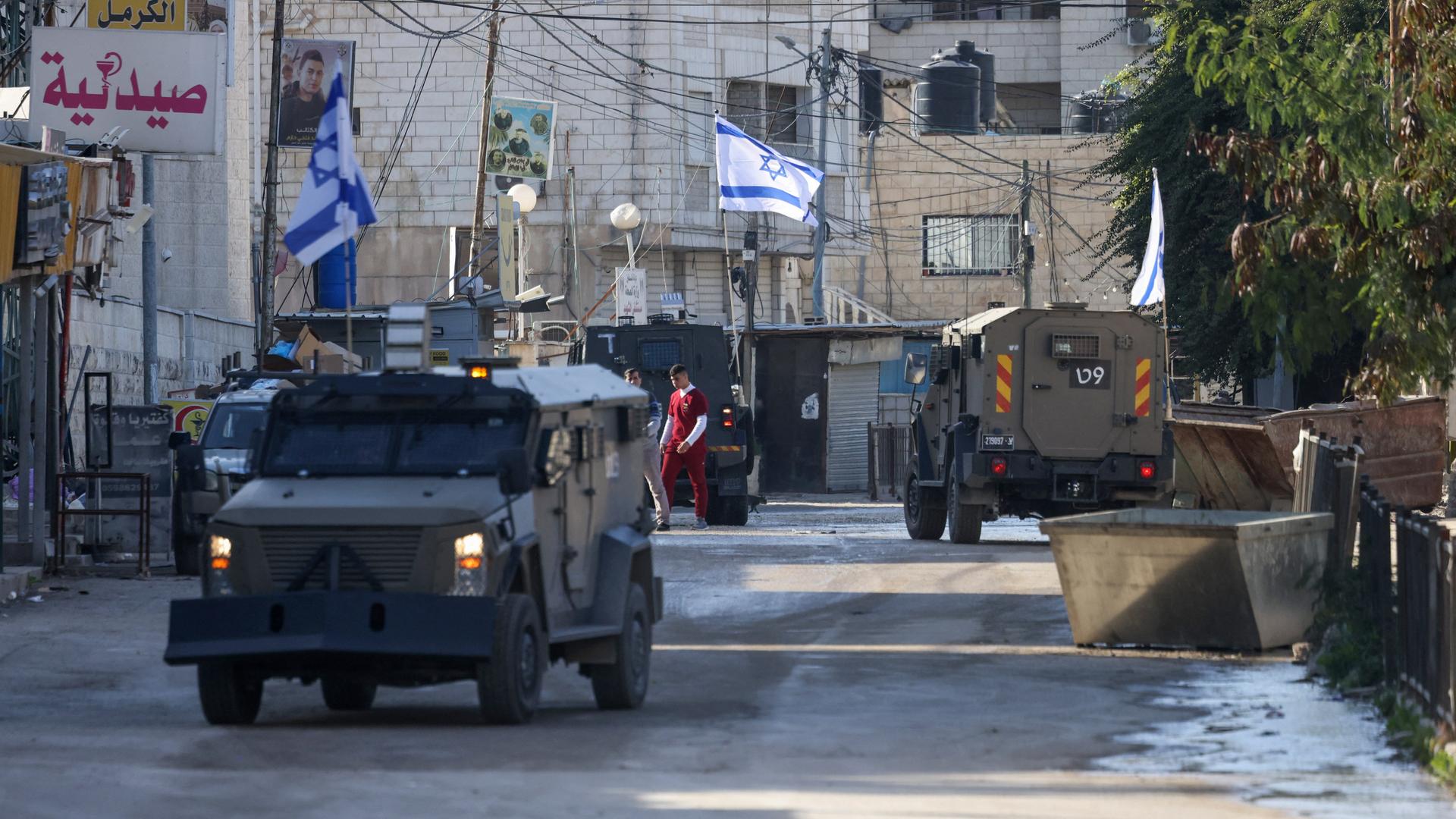 Israelische Militärfahrzeuge sind in der Stadt Dschenin im Westjordanland unterwegs.