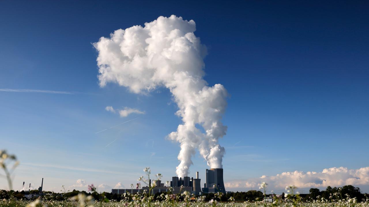Dampfschwaden steigen in den klaren Herbsthimmel am Kohlekraftwerk Niederaußem des Stromkonzerns RWE. Dampfschwaden steigen in den klaren Herbsthimmel am Kohlekraftwerk Niederaußem des Stromkonzerns RWE.