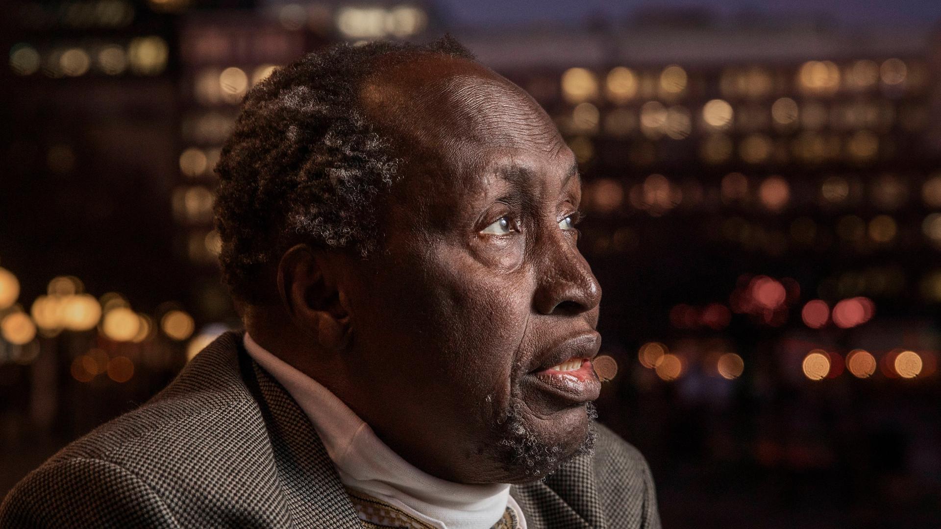 Der kenianische Schriftsteller Ngũgĩ wa Thiong’o im Jahr 2017 in Stockholm. Der damals fast 80-Jährige ist im Profil zu sehen und schaut nach rechts aus dem Bild. Der kenianische Schriftsteller Ngũgĩ wa Thiong’o im Jahr 2017 in Stockholm. Der damals fast 80-Jährige ist im Profil zu sehen und schaut nach rechts aus dem Bild.