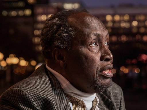 Der kenianische Schriftsteller Ngũgĩ wa Thiong’o im Jahr 2017 in Stockholm. Der damals fast 80-Jährige ist im Profil zu sehen und schaut nach rechts aus dem Bild.