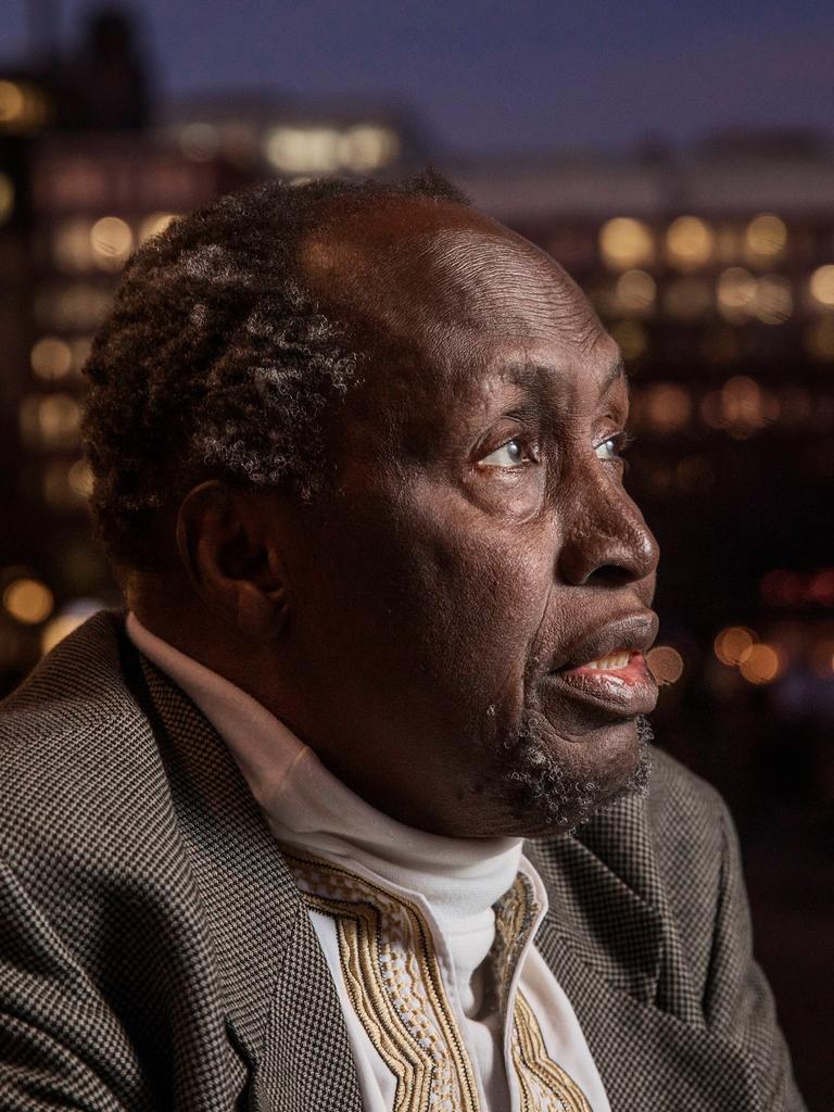 Der kenianische Schriftsteller Ngũgĩ wa Thiong’o im Jahr 2017 in Stockholm. Der damals fast 80-Jährige ist im Profil zu sehen und schaut nach rechts aus dem Bild.