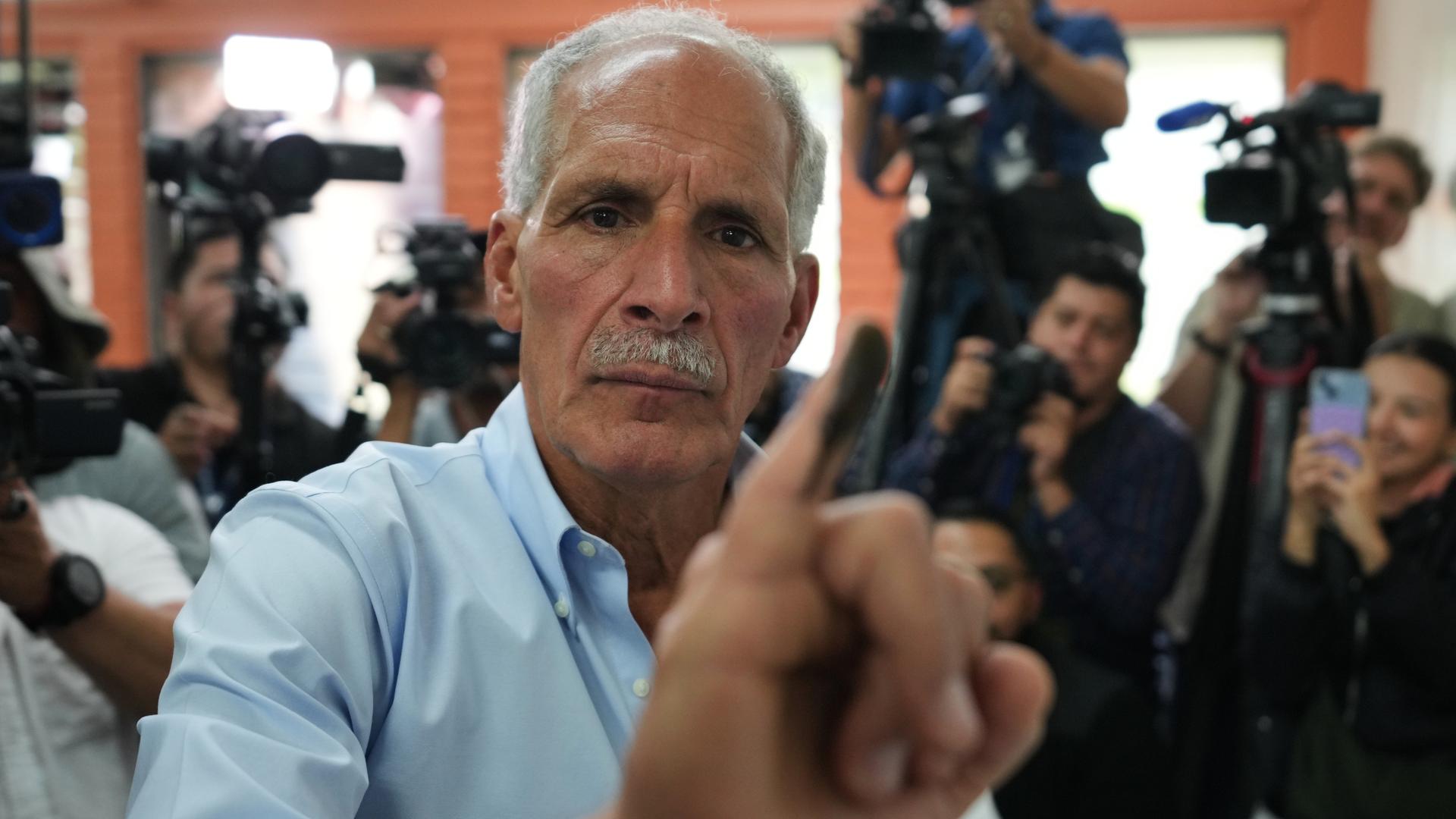 Nasry Asfura, der Präsidentschaftskandidat der Nationalen Partei in Honduras, zeigt seinen eingefärbten Finger.