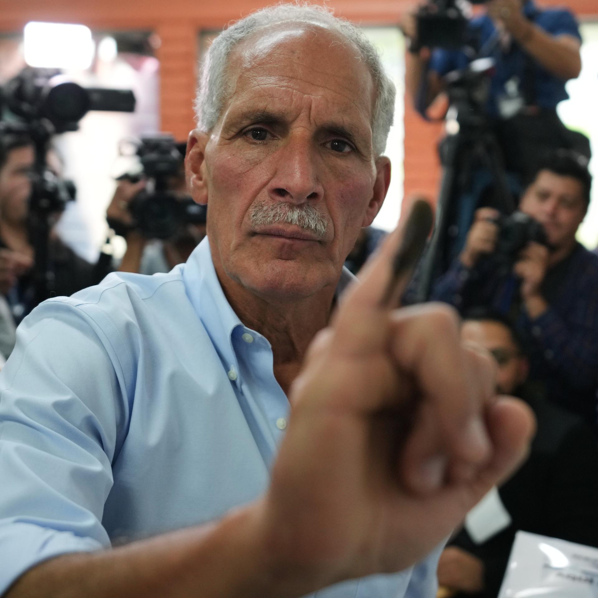 Nasry Asfura, der Präsidentschaftskandidat der Nationalen Partei in Honduras, zeigt seinen eingefärbten Finger nach seiner Stimmabgabe.