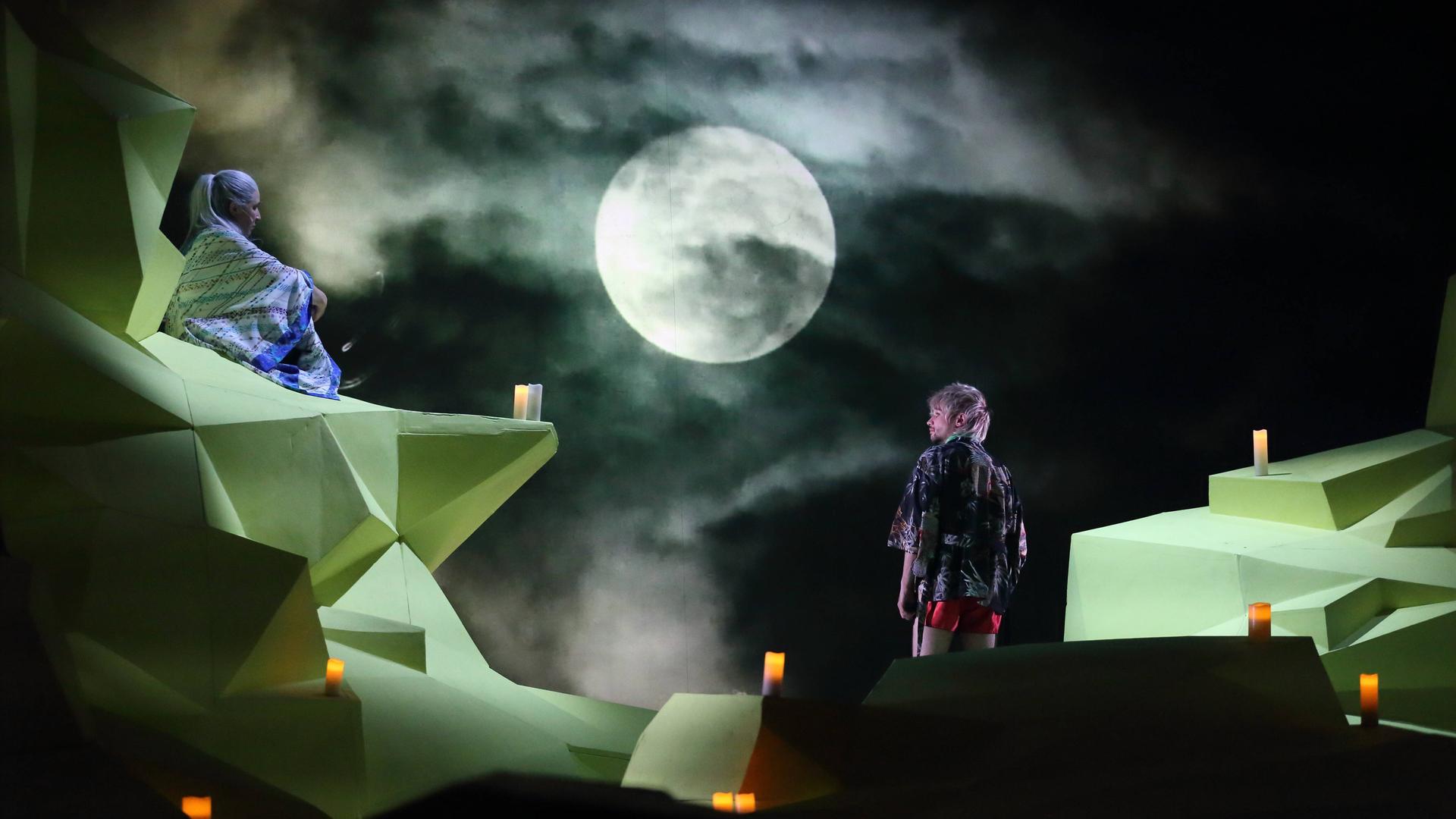 Orit Nahmias als Elinor und Doga Gürer als Greg während der Fotoprobe für das Stück "Blood Moon Blues" im Maxim-Gorki-Theater Berlin. Zu sehen ist in der Mitte der namensgebende Mond. 