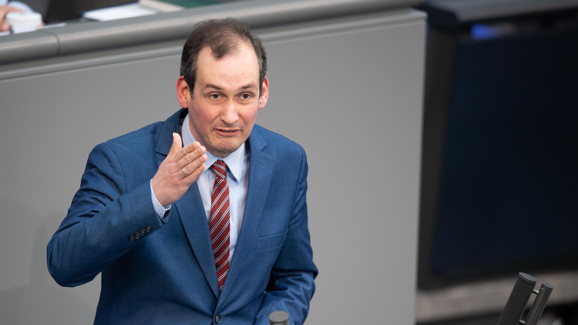 Kleinwächter im dunklen Jackett steht am Rednerpult des Bundestages, sagt etwas und gestikuliert mit der rechten Hand. Kleinwächter im dunklen Jackett steht am Rednerpult des Bundestages, sagt etwas und gestikuliert mit der rechten Hand.
