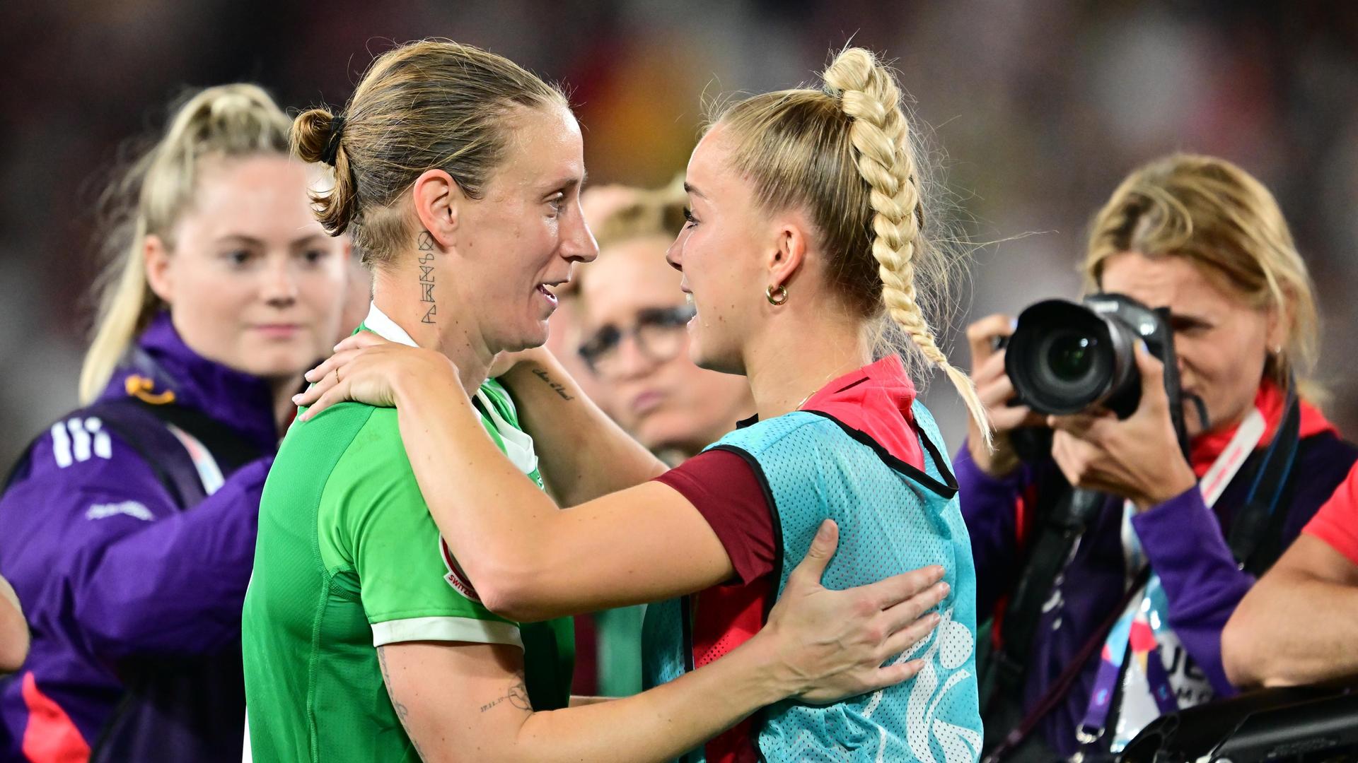 Die deutsche National-Torhüterin Ann-Katrin Berger und Giulia Gwinn jubeln zusammen.