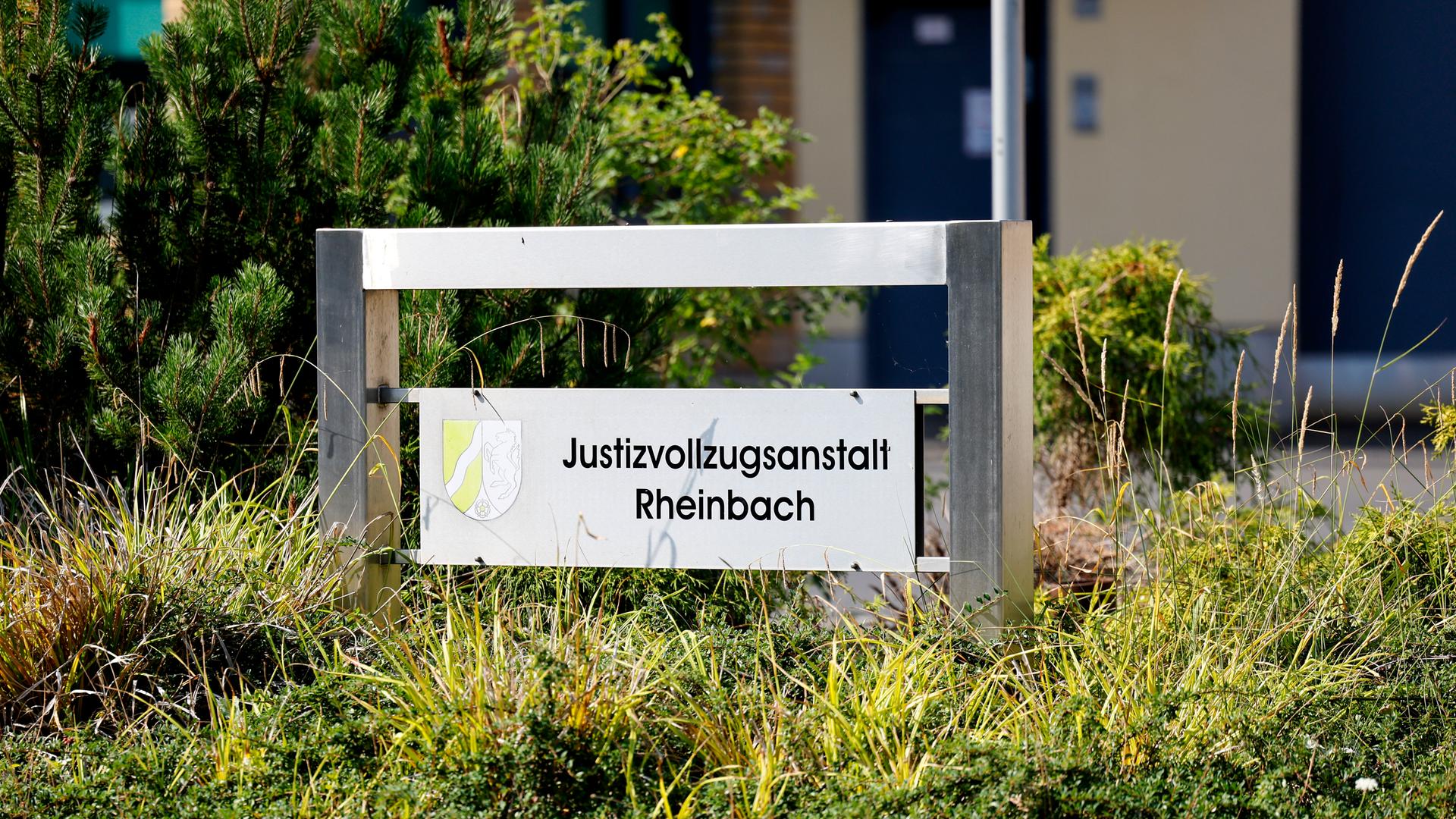 Nordrhein-Westfalen, Rheinbach: Ein Schild weist auf die Justizvollzugsanstalt Rheinbach hin. Nordrhein-Westfalen, Rheinbach: Ein Schild weist auf die Justizvollzugsanstalt Rheinbach hin.