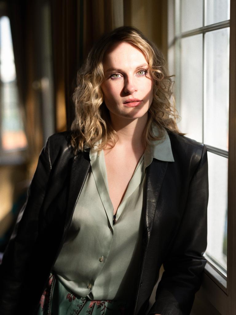 Porträt der Drehbuchautorin und Regisseurin Marie C. König. Sie steht neben einem Fenster, das Licht fällt auf ihre blonden Haare. Porträt der Drehbuchautorin und Regisseurin Marie C. König. Sie steht neben einem Fenster, das Licht fällt auf ihre blonden Haare.