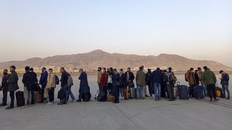 Afghaninnen und Afghanen versuchen, ihr Land zu verlassen.