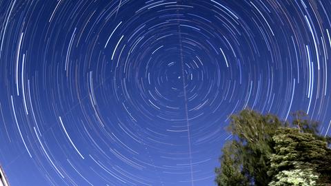 Aufgenommen im bayerischen Tutzing: Hier der Blick auf einige Startrails, Polarstern in der Mitte, eine Sternschnuppe auch oben mittig links zu sehen