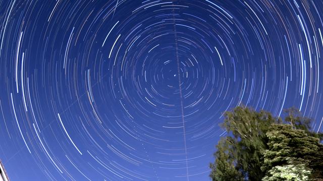 Aufgenommen im bayerischen Tutzing: Hier der Blick auf einige Startrails, Polarstern in der Mitte, eine Sternschnuppe auch oben mittig links zu sehen