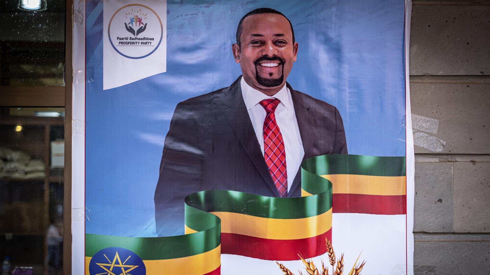 Äthiopiens amtierender Regierungschef Abiy Ahmed lächelt von einem Wahlplakat.