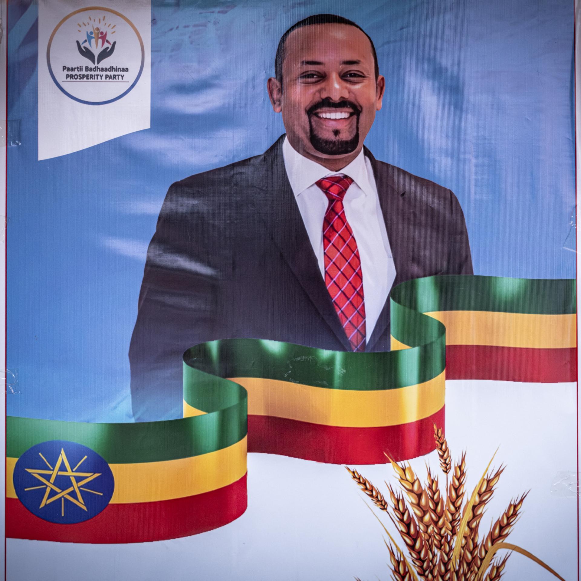 Äthiopiens amtierender Regierungschef Abiy Ahmed lächelt von einem Wahlplakat.