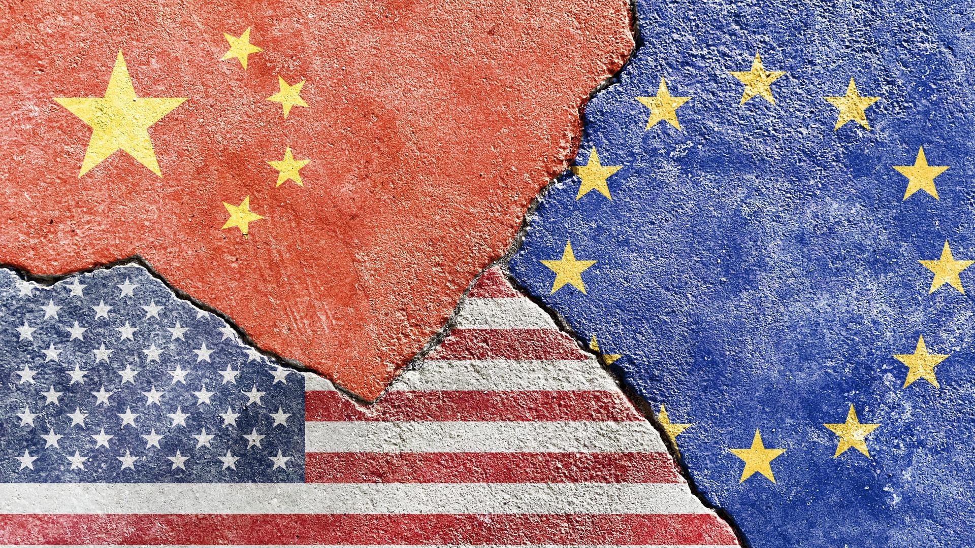 Eine Collage zeigt aneinander grenzende Auschnitte der Flaggen der EU, Chinas und der USA. 