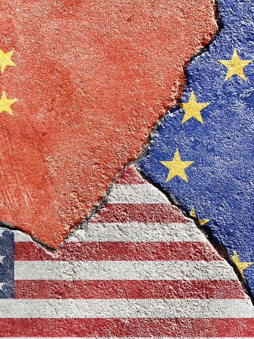 Eine Collage zeigt aneinander grenzende Auschnitte der Flaggen der EU, Chinas und der USA. 