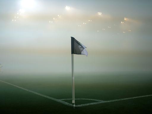 Das Bild zeigt die Eckfahne von Borussia Mönchengladbach im Pyro-Nebel