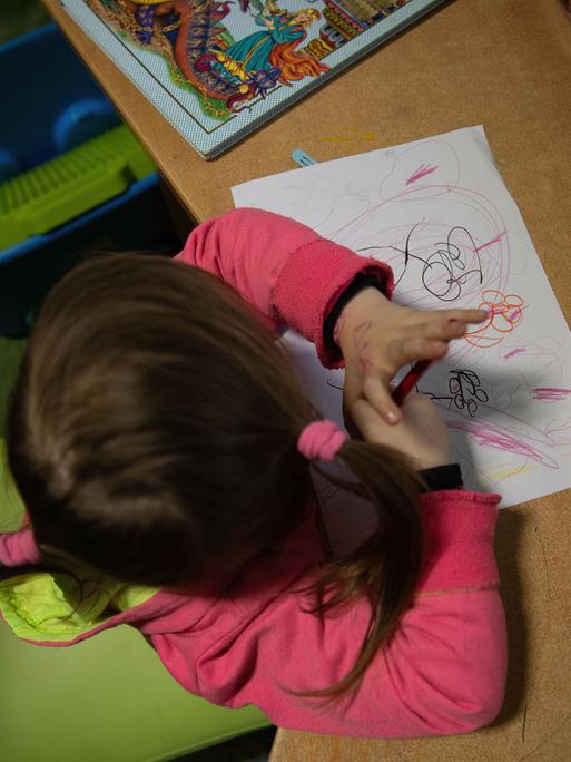 Ein Kind malt im Regionalen Kinderschutzhaus für Kinder in Lviv. 