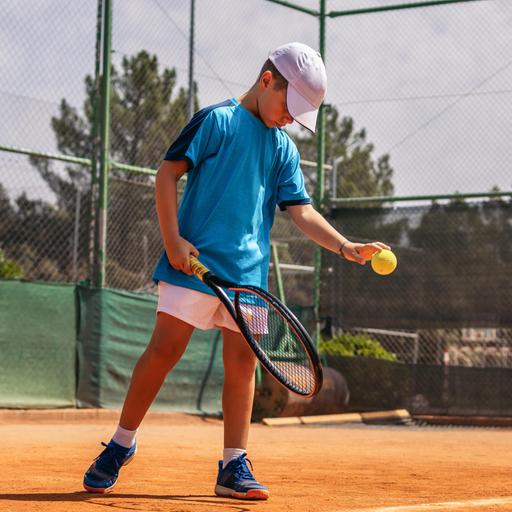 Junge spielt Tennis auf dem Tennisplatz