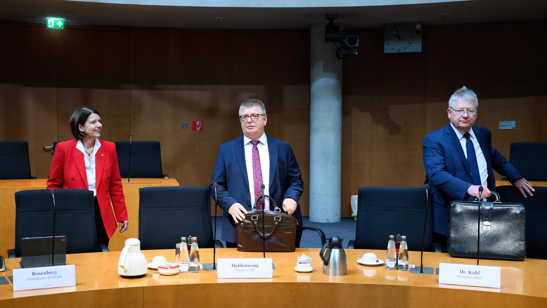 Martina Rosenberg (l-r), Präsidentin des Militärischen Abschirmdienstes (MAD), Thomas Haldenwang, Präsident des Bundesamts für Verfassungsschutz (BfV), und Bruno Kahl, Präsident des Bundesnachrichtendienstes (BND)