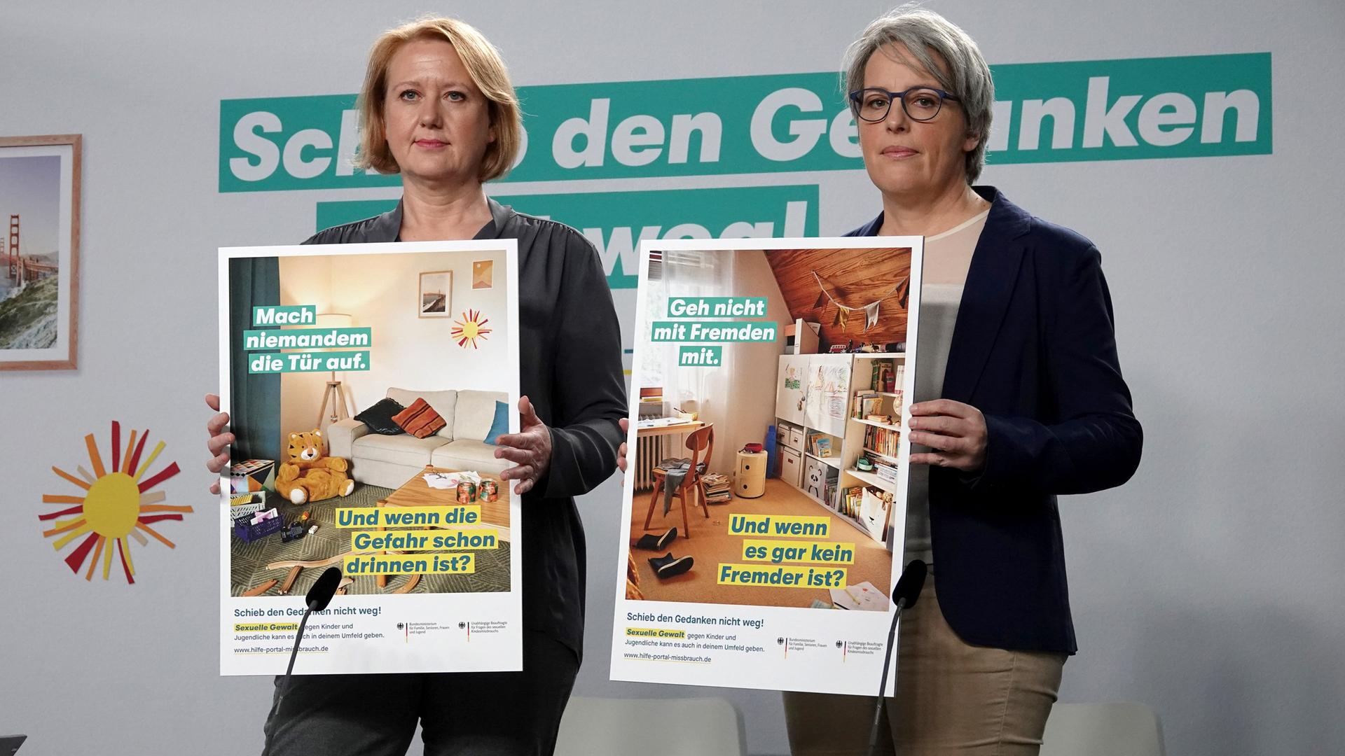 Lisa Paus (l, Bündnis 90/Die Grünen), Bundesministerin für Familie, Senioren, Frauen und Jugend, und Kerstin Claus, Missbrauchsbeauftragte des Bundes, stellen eine auf mehrere Jahre angelegte Aufklärungs- und Aktivierungskampagne gegen sexuelle Gewalt an Kindern und Jugendlichen vor. Mit der neuen bundesweiten Kampagne soll mehr Bewusstsein für das Thema geschafft werden. Lisa Paus (l, Bündnis 90/Die Grünen), Bundesministerin für Familie, Senioren, Frauen und Jugend, und Kerstin Claus, Missbrauchsbeauftragte des Bundes, stellen eine auf mehrere Jahre angelegte Aufklärungs- und Aktivierungskampagne gegen sexuelle Gewalt an Kindern und Jugendlichen vor. Mit der neuen bundesweiten Kampagne soll mehr Bewusstsein für das Thema geschafft werden.