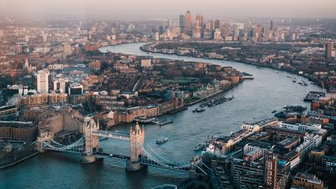 Blick auf die Themse mit der Towerbridge im Vordergrund