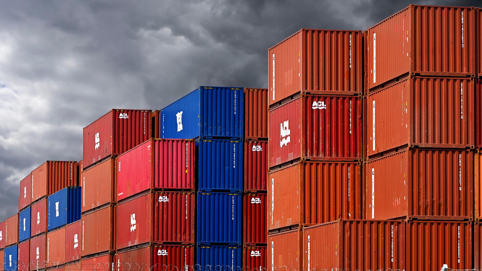 Gestapelte Container im Hafengebiet von Hamburg