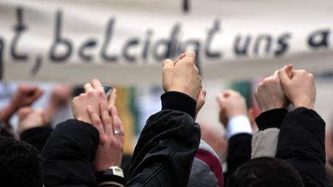 Muslime protestieren mit Transparenten in Berlin gegen die Veröffentlichung von Karikaturen des Propheten Mohammed.