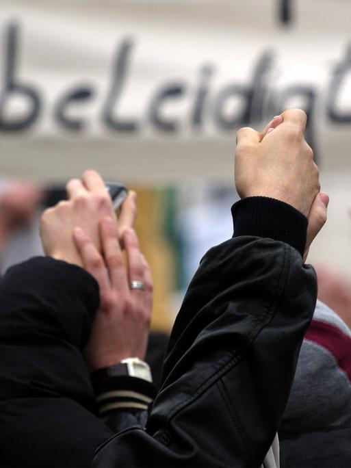 Muslime protestieren mit Transparenten in Berlin gegen die Veröffentlichung von Karikaturen des Propheten Mohammed.