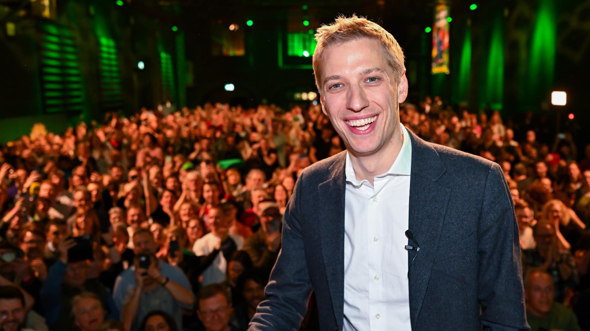 Dominik Krause (Bündnis 90/Die Grünen) steht bei der Wahlparty der Grünen nach der Stichwahl um das Amt des Oberbürgermeister in der bayerischen Landeshauptstadt auf der Bühne.