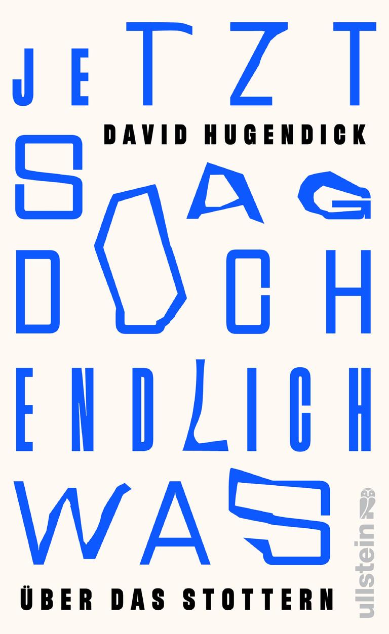 Buchcover zeigt den Titel des Buchs "Jetzt sag doch endlich was" in großer, blauer und leicht krakeliger Schrift auf hellem Untergrund. Der Autorenname David Hugendick und der der Untertitel "Über das Stottern" sind Schwarz gedruckt.  