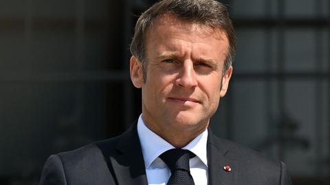 Frankreichs Präsident Emmanuel Macron schaut in die Kamera.